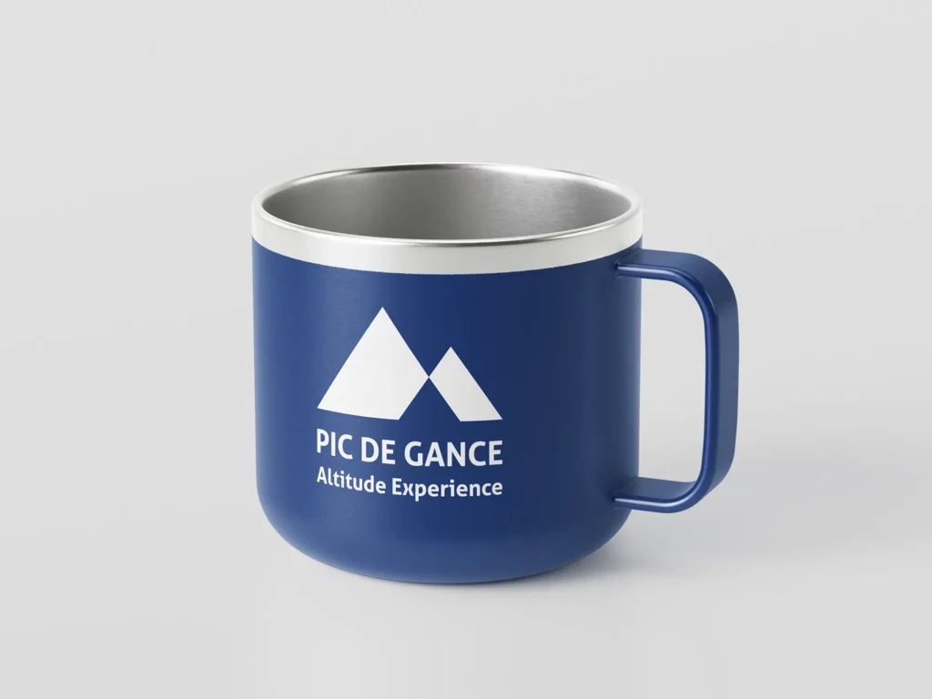 Mockup de l’affiche mug Pic de Gance réalisée par Marta Smirnova